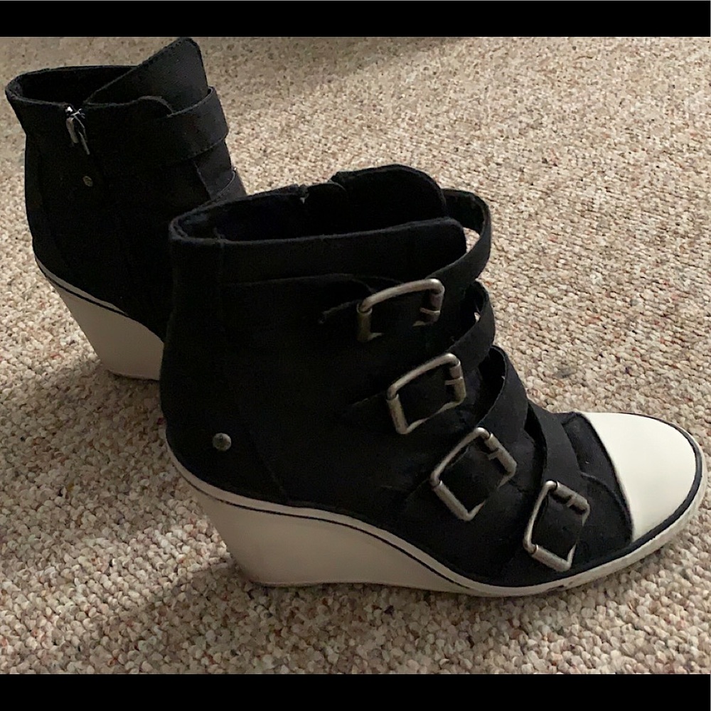 Vera Wang Simply Vera Svika Black Wedges